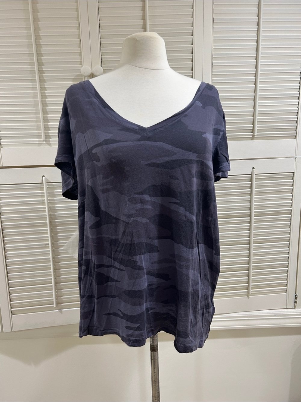 Splendid V-Neck Short Sleeve Camo Tee in Dark Gray